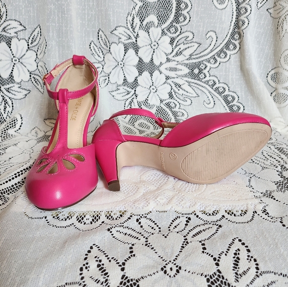 Chase and Chloe - Hot Pink Short Close toed Heel - (7.5) - Picture 2 of 9
